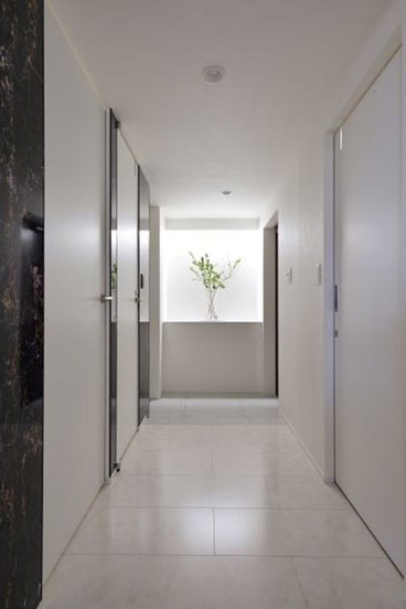 飾り棚×間接照明で、ホテルのような雰囲気の玄関ホール