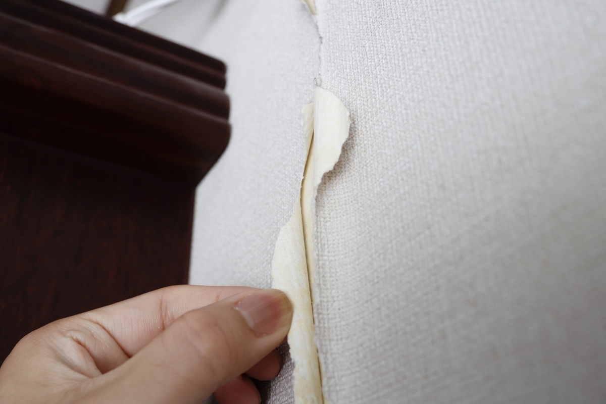 剥がれた壁紙のイメージ