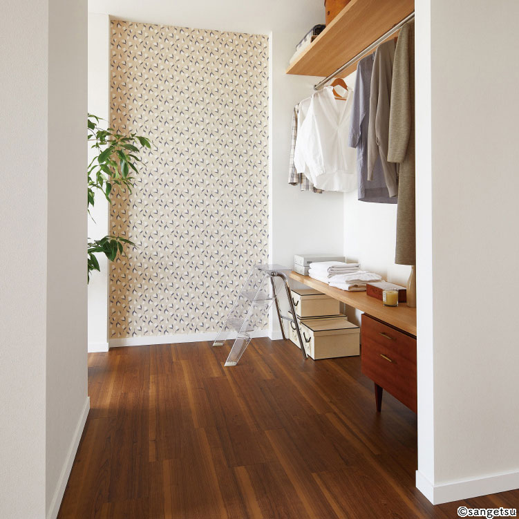 赤味のある床にベージュ系の壁紙をコーディネート