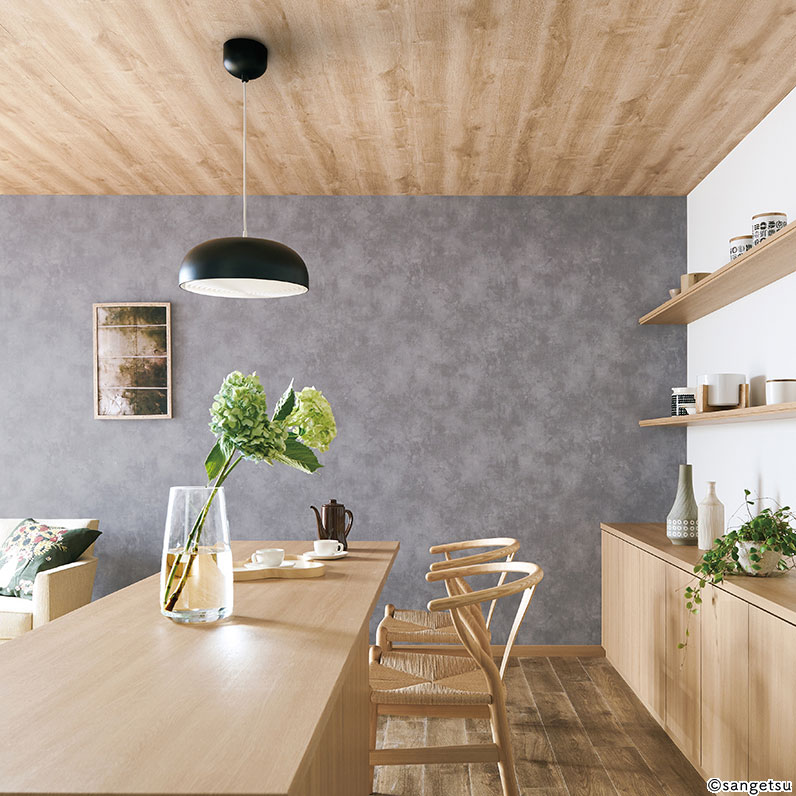 天井にはナチュラルオークの木目柄の壁紙を張り、モルタル調の壁紙とコーディネート