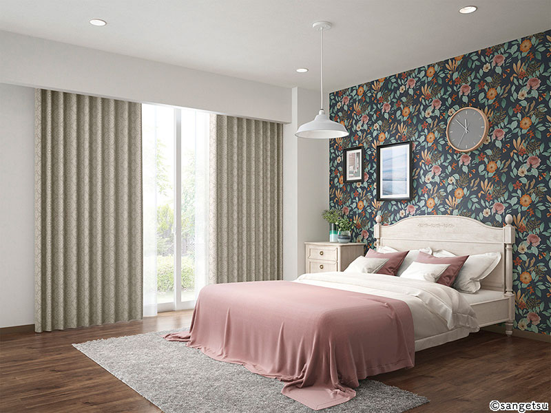 ヴィンテージ感のある花柄の壁紙をとりいれた、クラス感のある寝室