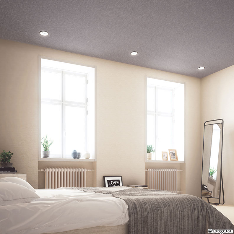 天井に濃色のアクセントクロスを取り入れた寝室