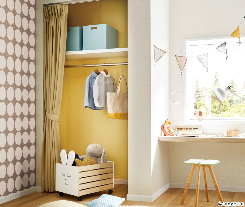 北欧風のサークル柄の壁紙がやさしい印象の子ども部屋。収納部分にはイエローの壁紙