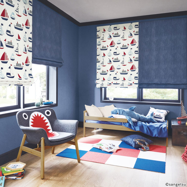 シンプルな濃いブルーの壁紙にヨット柄のカーテンをコーディネート