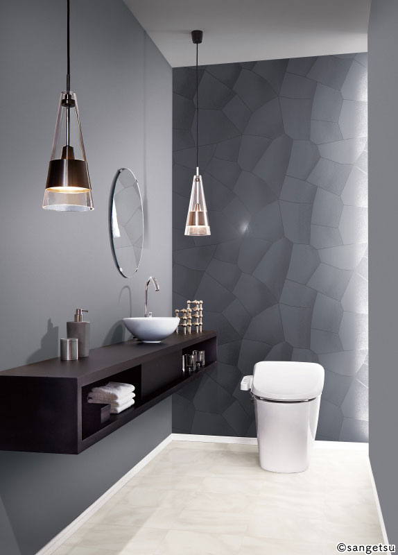 壁面全体をグレー系の壁紙でまとめたトイレ