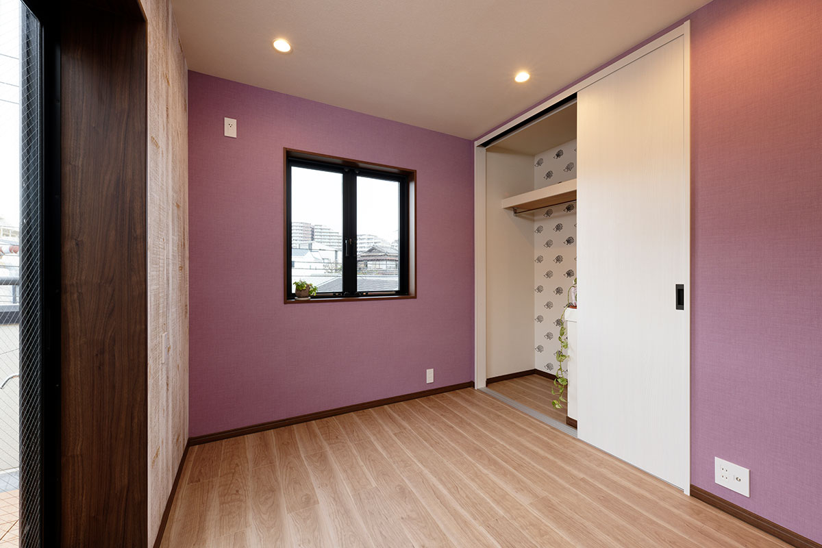 パープルの壁紙を取り入れたプライベートルーム