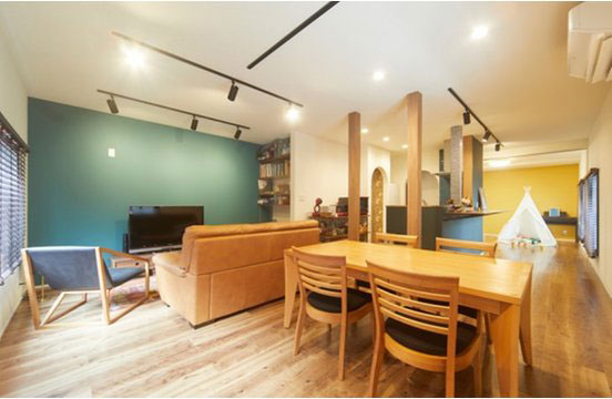 アクセントクロスを取り入れた、おしゃれで落ち着いた雰囲気のLDK