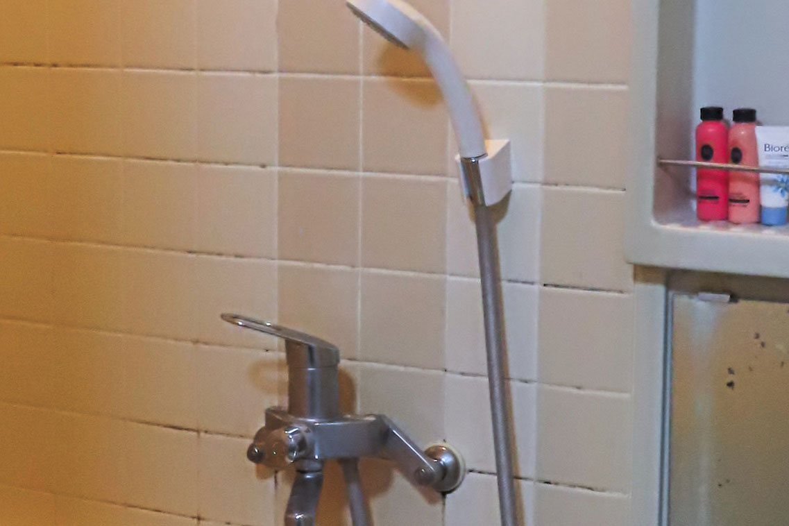 カビが生じたお風呂の壁