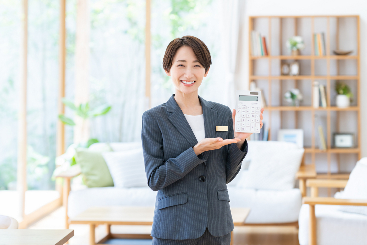 電卓を持つリフォーム会社の女性のイメージ