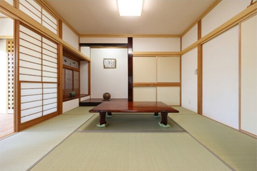 漆喰を使用した清潔感のある寝室