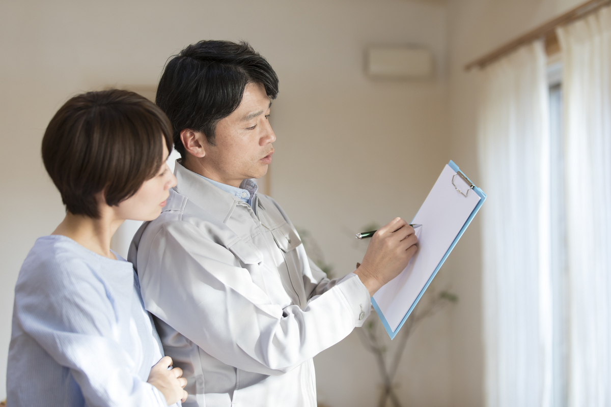 業者の説明を聞く女性のイメージ