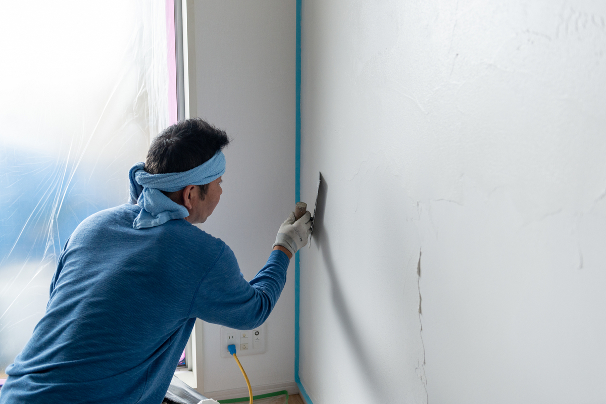 漆喰の左官工事をする職人のイメージ