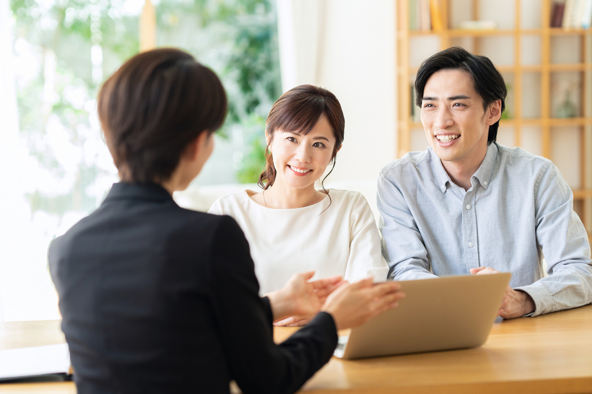 業者から説明を受ける夫妻のイメージ