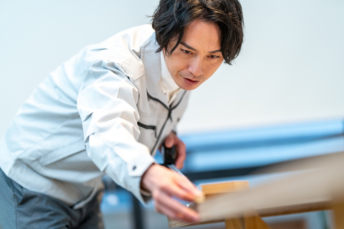 現場で施工をチェックする設計事務所スタッフのイメージ