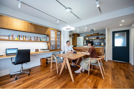 リノベーションでリビングにワークスペースを設けた実例