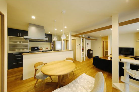 アイランドキッチンを設置した開放的なLDKの写真