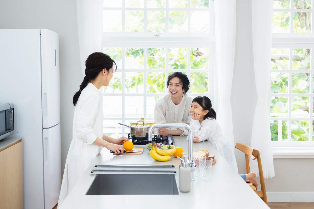 奥行きの長いフラット対面式のキッチンの画像