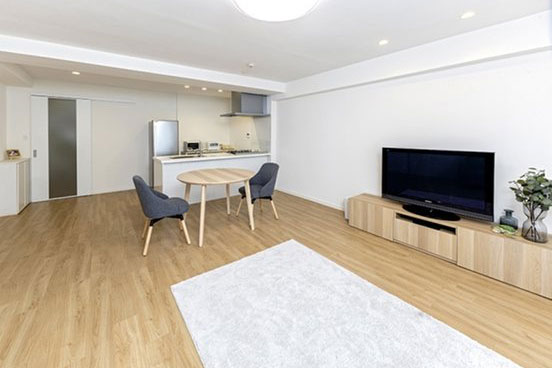 リフォーム後のリビングからキッチン、ダイニングを撮影した画像