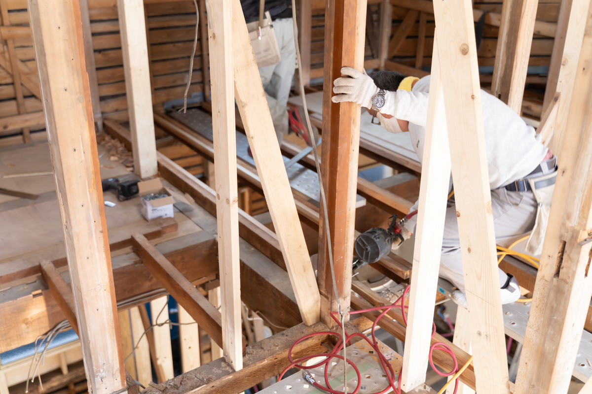 耐震補強をしている写真