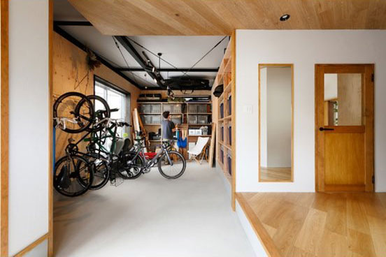 自転車やアウトドア用品がしまえる広い土間の写真