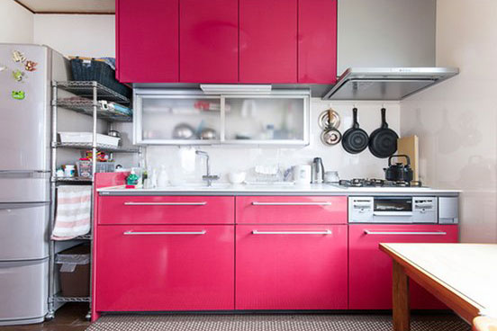 ラズベリー色のシステムキッチン