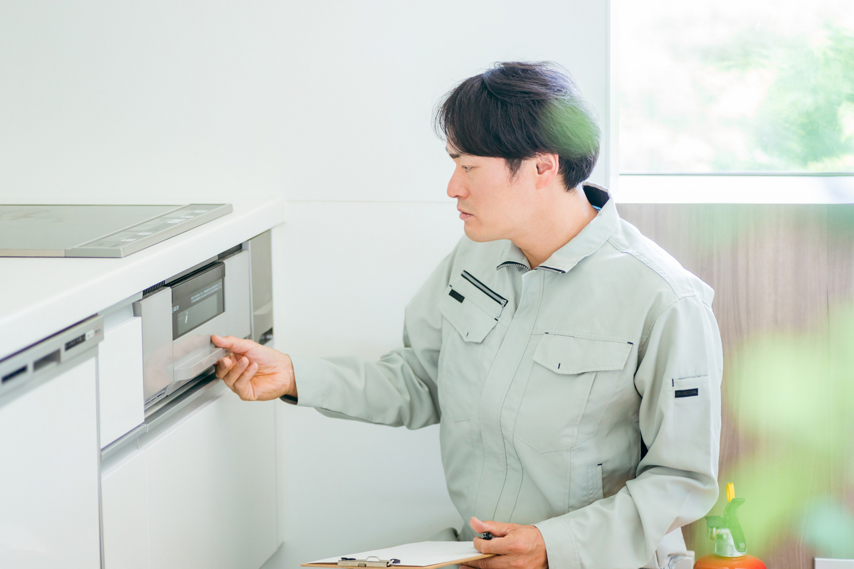コンロをチェックする男性のイメージ