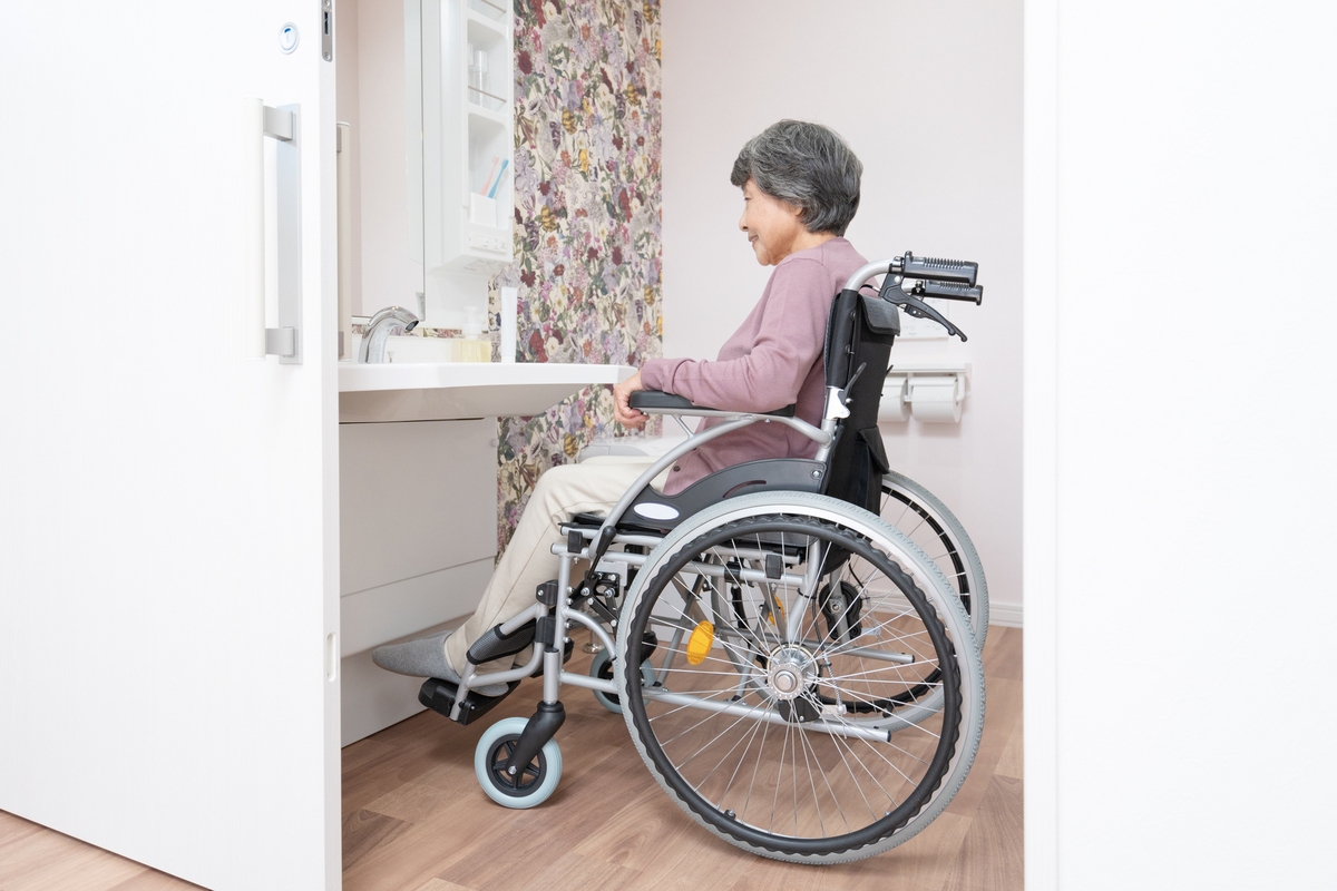 車椅子の女性のイメージ