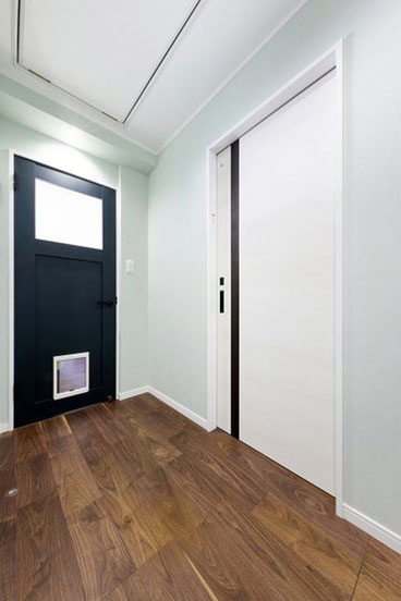 寝室に取り付けられたペットドア