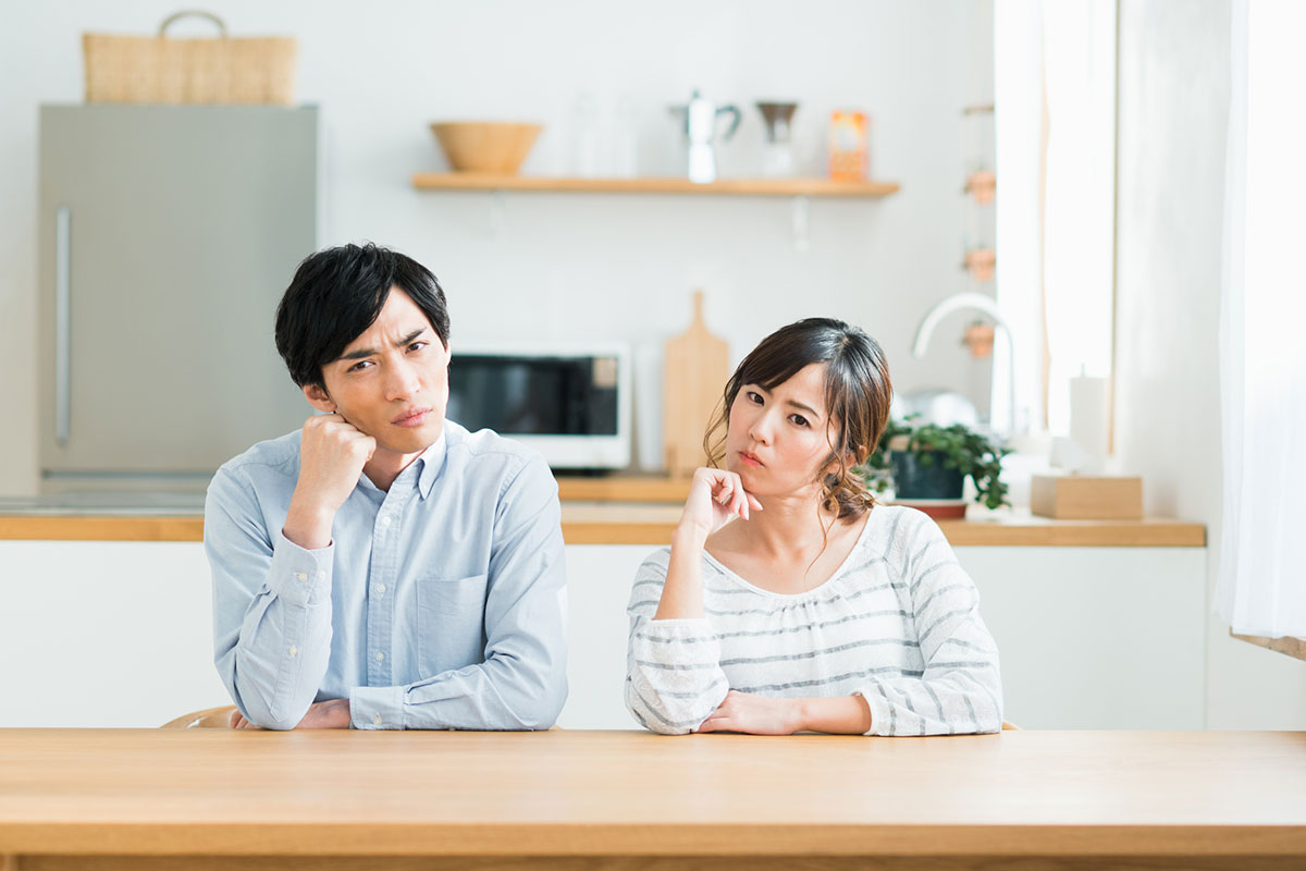 頭を悩ませる夫婦のイメージ