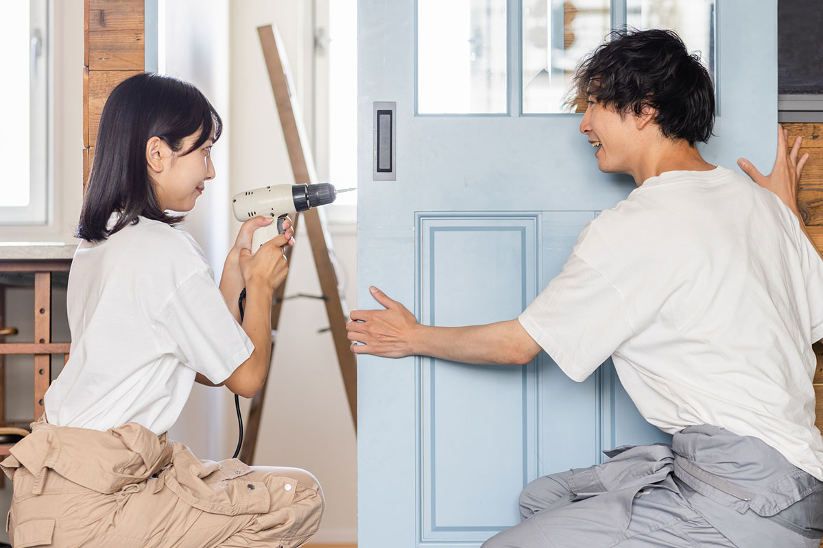DIYに挑戦するカップルのイメージ