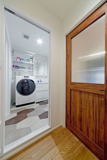 木目のドアがおしゃれな空間