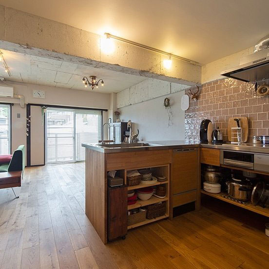 木とステンレスのシンプルなデザインの造作キッチン