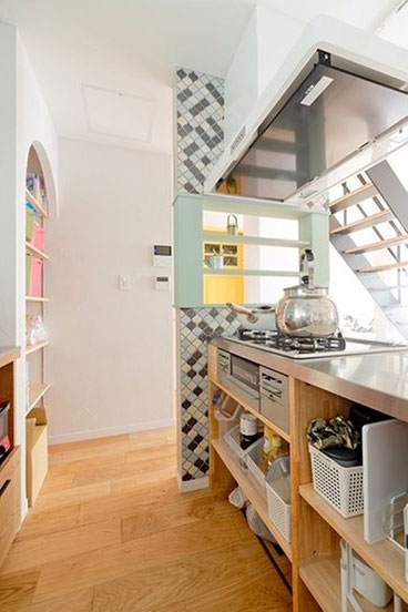 オープンな収納を設けた造作キッチン