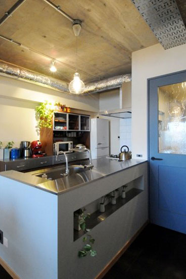 ラフな内装にマッチする造作キッチン