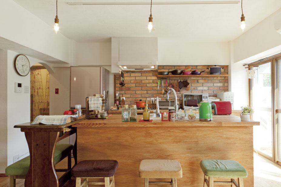 素材感だけでなく、作業のしやすさにもこだわったオリジナルのキッチン