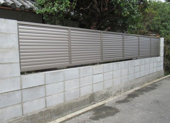 ブロック塀にアルミの目隠しフェンスを設置した事例