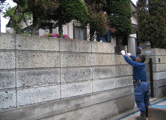 古くなった大谷石の塀の写真