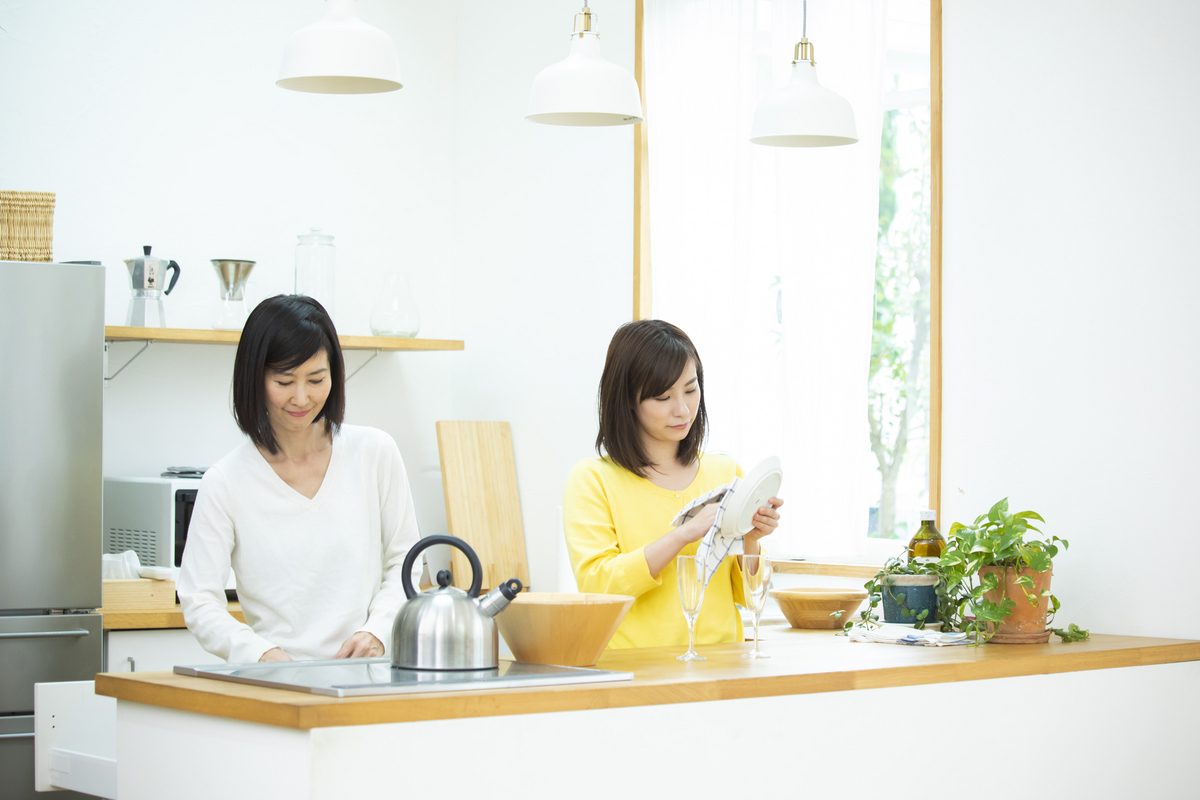 ペンダントタイプの照明器具が下がったキッチン