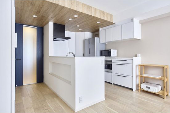 ダイニングと横並びの位置に変更した対面キッチン