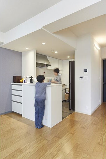 キッチンの位置はそのまま、壁を撤去して開放的な空間に