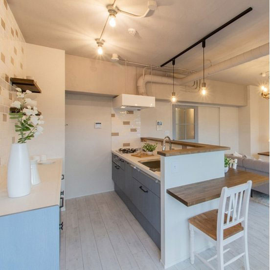 白とグレーを基調とした、エレガントな雰囲気のキッチン