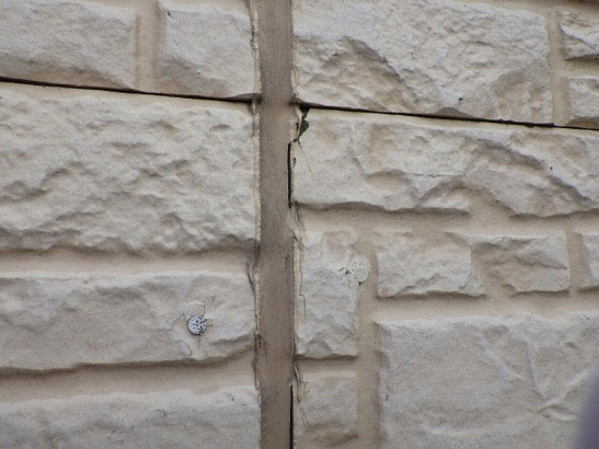 クラックが入ったコーキングの画像