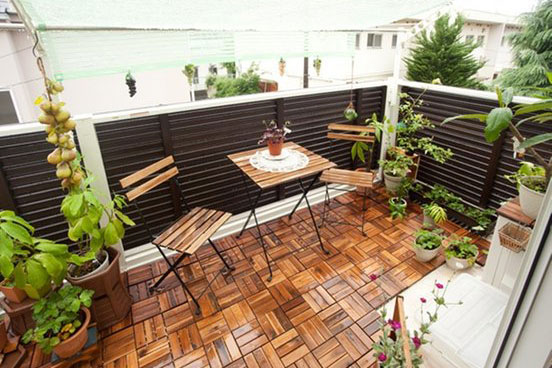 ベランダ・バルコニーにウッドパネル