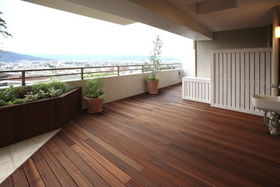 ベランダにウッドデッキを設置