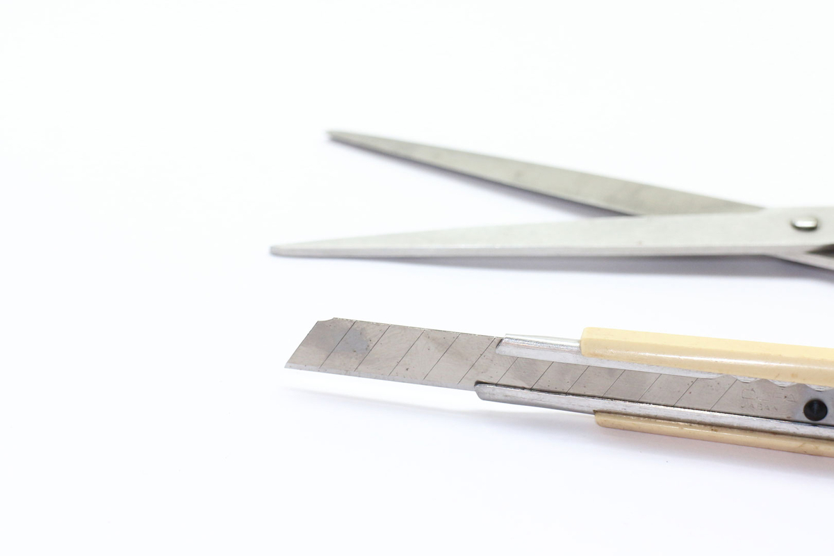 カッターやハサミのイメージ