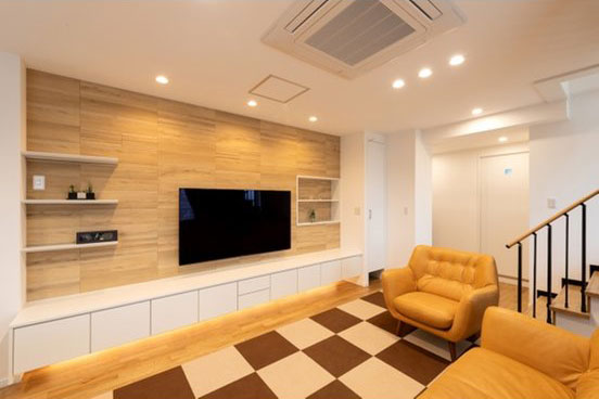 木目調のエコカラット「ビンテージオーク」のベージュが印象的なリビング・ダイニング