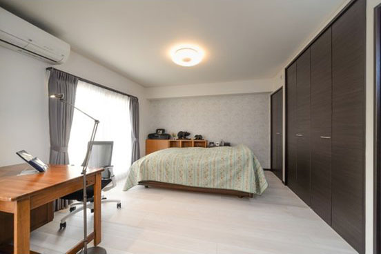 押入れをリフォームしたクローゼットを備えた洋室