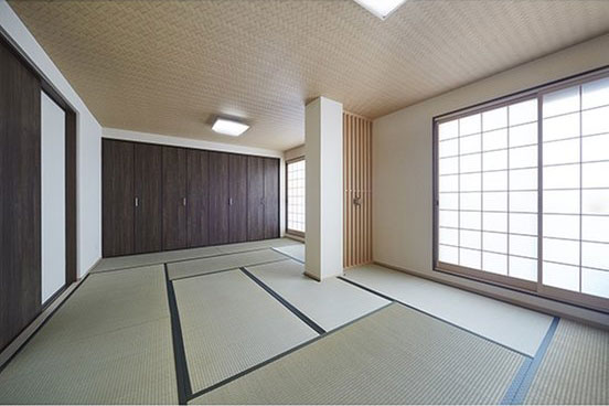 大きなクローゼットがある和室
