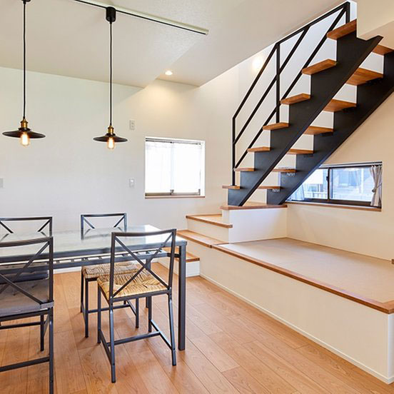 階段を壁際に移設した事例