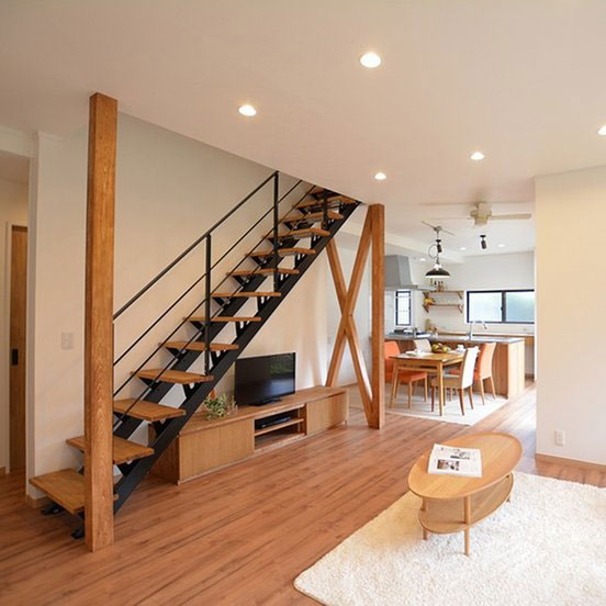 鉄骨と木で構成した見通しのよいスケルトン階段の写真